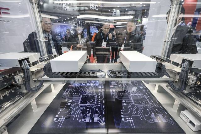 19일 대학알리미 ‘2024년 중도탈락 학생 현황'을 분석한 결과 반도체 관련학과 자퇴생 수는 총 184명(주·야간 대학 포함)으로 집계됐다. 사진은 지난 2월 19일 서울 강남구 코엑스에서 열린 세미콘 코리아 2025를 찾은 참관객. / 뉴시스