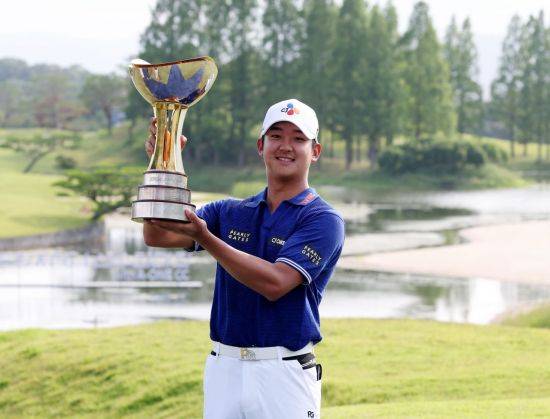 최승빈이 2023년 메이저 대회 KPGA 선수권에서 우승한 뒤 트로피를 들고 환하게 웃고 있다. KPGA