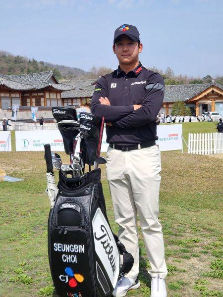 최승빈이 국내 개막전인 DB손해보험 프로미 오픈을 앞두고 포즈를 취하고 있다. 춘천=노우래 기자