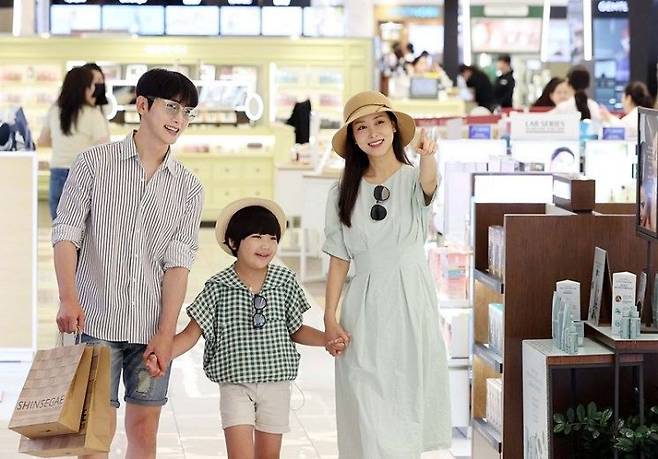 신세계면세점, 황금연휴 맞아 '선글라스·패션 기획전'. 신세계면세점 제공