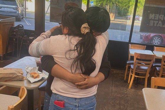 불법체류자로 몰려 구금된 후 48시간 만에 풀려나 모친과 다시 만난 미국 시민권자 후안 카를로스 로페스-고메스(20). AP연합뉴스