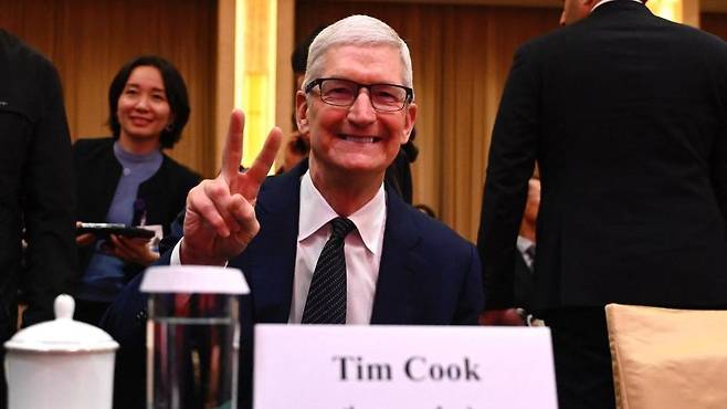 행복했던 시절: 베이징에서 열린 한 컨퍼런스에 참석한 팀 쿡 애플 CEO. 그는 중국을 여러 차례 방문했으며 시진핑 국가주석과도 만난 바 있