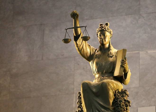 서울 서초동 대법원 청사 로비에 있는 '정의의 여신상'. 왼손에는 법전, 오른속에는 엄정한 판결을 뜻하는 저울을 들고 있다./연합뉴스