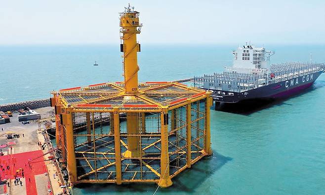 중국이 서해 '잠정조치수역'에 만든 해상 구조물. 각각 직경 70m, 높이 71m 이상의 철골 구조물이다. 여야는 중국 정부에 강한 유감을 표하며 "해양 주권을 침해하는 행위를 중단하라"고 했다. /신화통신