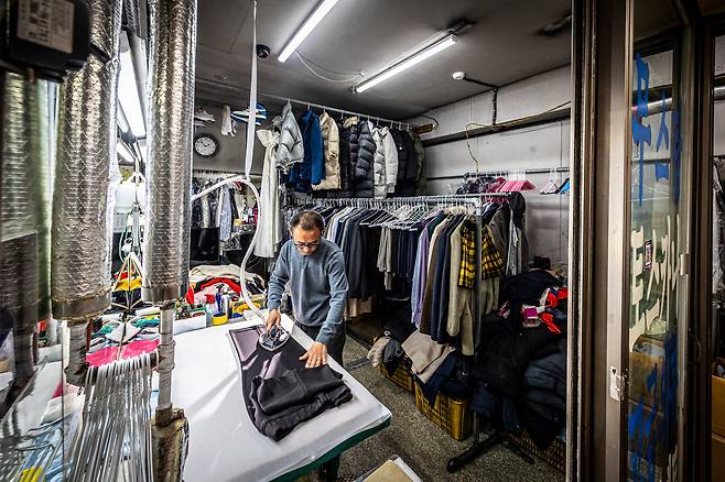서울 응봉동에서 30년간 세탁소를 운영한 이상재 사장이 스팀다리미로 세탁물을 다리고 있다. 겨울이 끝나고 봄이 시작되는 4월은 세탁업계의 성수기. 10평 남짓한 공간에 패딩 잠바와 스웨터 등이 가득 쌓여 있었다. /이신영 영상미디어 기자