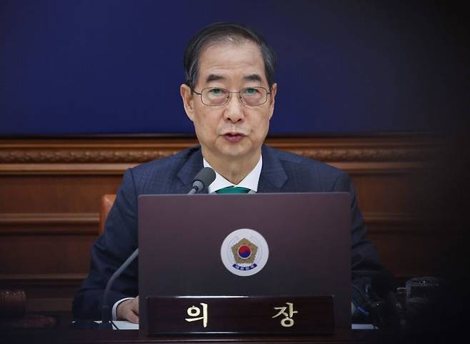 한덕수 대통령 권한대행 국무총리가 18일 정부서울청사에서 열린 추가경정예산안 심의 임시국무회의를 주재하고 있다. ⓒ뉴시스