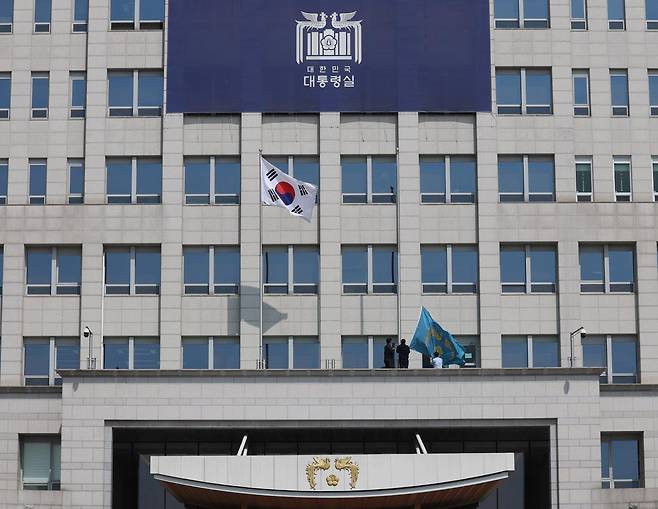 헌법재판소가 윤석열 대통령의 탄핵사건에 대해 인용을 선고한 4일 서울 용산 대통령실 청사에 게양돼 있던 봉황기가 내려가며 대통령 궐위 상황을 보여주고 있다. 뉴시스