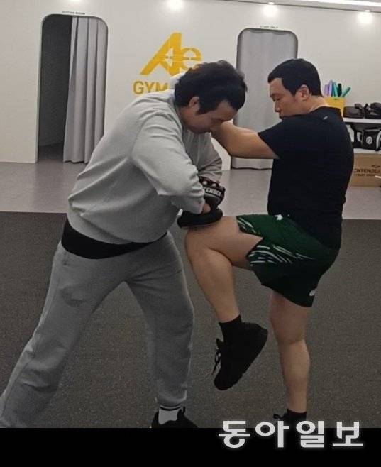 박정진 부총장(오른쪽)이 경남 마산시 ‘짐 에이스’에서 UFC 선수 출신 임현규의 지도를 받으며 격투기 훈련을 하고 있다. 박정진 부총장 제공.