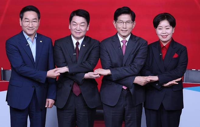 유정복(왼쪽부터), 안철수, 김문수, 양향자 제21대 대통령 선거 국민의힘 경선 후보가 19일 오후 서울 강서구 ASSA아트홀에서 열린 ‘제21대 대통령 선거 국민의힘 1차 경선 A조 토론회’에서 토론 시작전 기념촬영을 하고 있다. 2025.04.19. 뉴시스