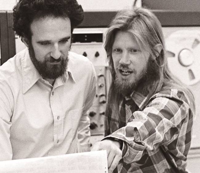 1976년 최초로 공개키 암호 개념을 제시한 미국의 암호학자 휘트필드 디피(오른쪽)와 마틴 헬만(왼쪽). Stanford News Service 제공