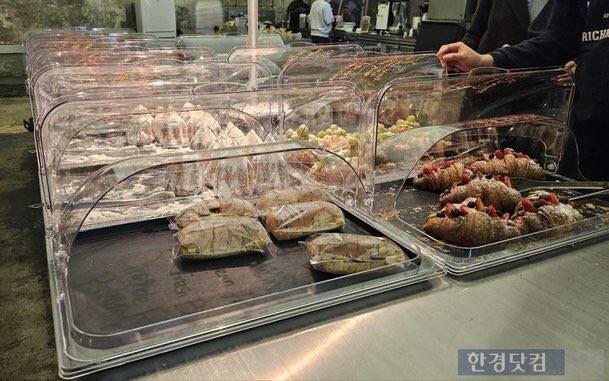 6.jpg 애기가 혀로 빵 할짝하던 빵집, 덮개 생김