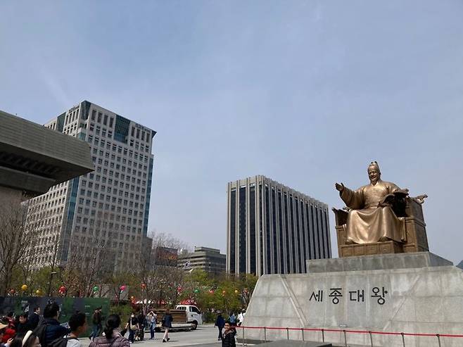 대통령실 이전 후보지로 거론되는 광화문 정부서울청사(오른쪽)와 인근 외교부 청사. 외교부 청사는 정부종합청사의 별관이다. 사진=김경수 기자