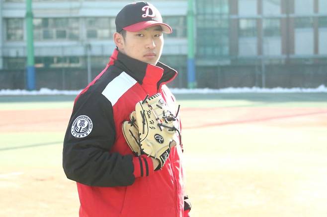 덕수고 좌완 김화중이 학교에서 포즈를 취하고 있다.전상일 기자
