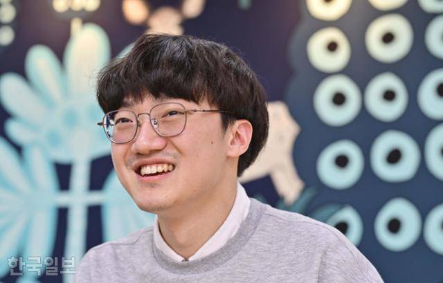 전 사회복무요원 박준영씨가 지난 8일 자신이 일했던 서울 관악구 정문학교에서 본보와 인터뷰 중 환하게 웃고 있다. 최주연 기자