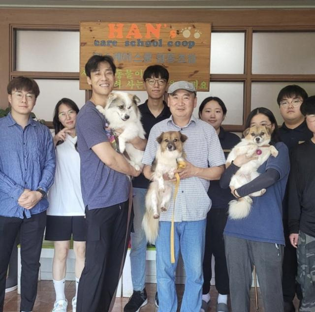 울피를 안고 있는 최재림 배우와 입양 기념사진을 찍는 하하(가운데). 사단법인 동물권단체 한스