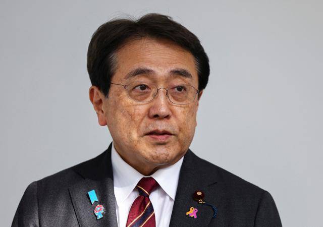 아카자와 료세이 일본 경제재생담당장관이 18일 일본 도쿄 하네다 공항에 도착해 도널드 트럼프 미국 대통령과의 관세 회담 관련 기자들의 질문에 답하고 있다. 도쿄=로이터 연합뉴스