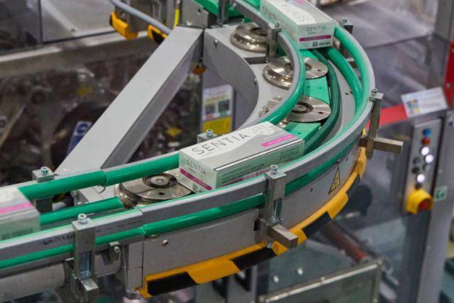 필립모리스가 3일 출시한 궐련형 전자담배 센티아의 생산 모습. 한국필립모리스 제공