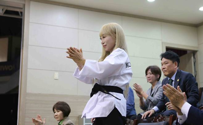 국기원 태권도시범단이 환영의 뜻을 담아 고난도 시범공연을 선보였다. 사진은 조수미가 국기원 태권도시범단의 시범공연에 기립박수를 보내고 있는 모습. 사진=국기원