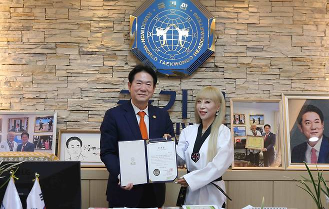 국기원이 소프라노 조수미를 홍보대사로 위촉했다. 사진은 이동섭 국기원장(왼쪽)과 조수미의 기념 촬영 모습. 사진=국기원
