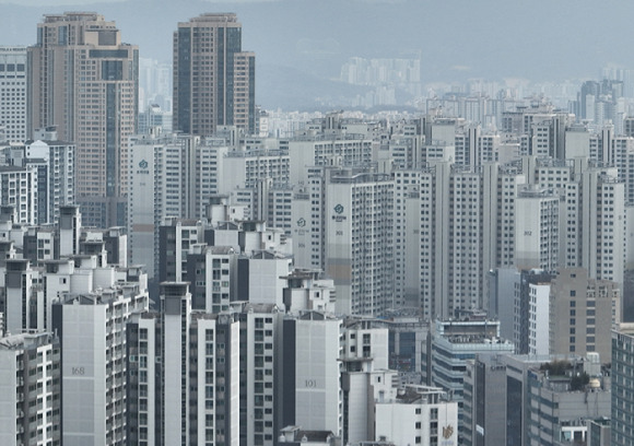 안개에 덮인 서울 시내의 아파트. [사진=연합뉴스]