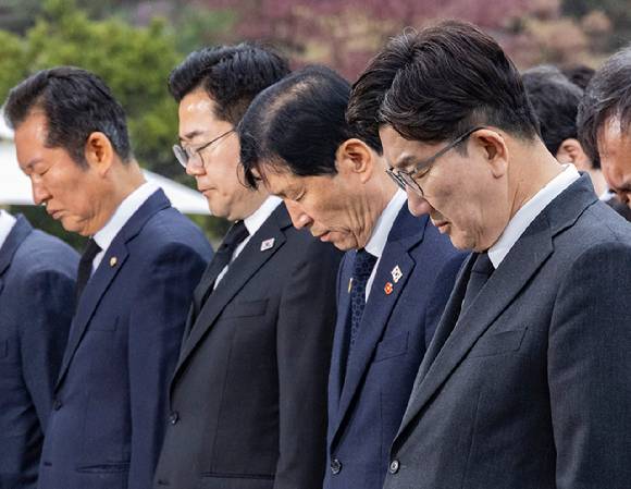 19일 오전 제65주년 4·19혁명 기념일을 맞이해 우원식 국회의장을 비롯한 원내 교섭단체 대표, 국회 사무처 관계자들이 서울 강북구 국립 4·19민주묘지를 찾아 참배하고 있다. 오른쪽부터 국민의힘 권성동 원내대표, 이학영 국회부의장, 더불어민주당 박찬대 당대표 직무대행 겸 원내대표, 정청래 국회 법사위원장. 2025.4.19 [사진=연합뉴스]