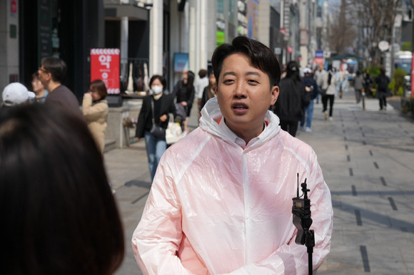 개혁신당 대선 후보인 이준석 의원이 17일 서울 광화문광장에서 퇴근길 인사를 하고 있다. 2025.4.17 [사진=연합뉴스]