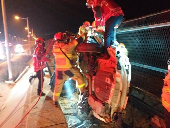 2020년 인천 영종도에서 10대 운전자가 몰던 승용차가 전복돼 5명의 사상자가 발생했다.   연합뉴스