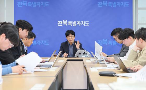 정성이 전북특별자치도 농촌사회활력과장이 지난 16일 전북도청 기자실에서 브리핑을 열고 "농림축산식품부가 농촌 공동체를 전문으로 교육·훈련하기 위해 만든 '농촌 경제·사회 서비스 전국 교육훈련기관'을 유치했다"고 설명하고 있다. 사진 전북특별자치도