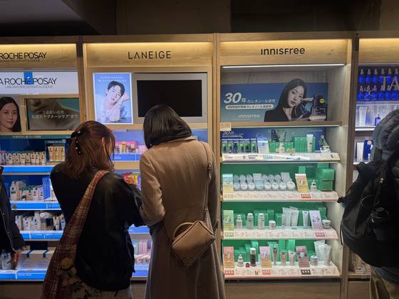 일본 도쿄 시부야에 위치한 멀티 잡화점 로프트에서 현지 고객들이 한국 화장품 브랜드를 둘러보고 있다. 유지연 기자