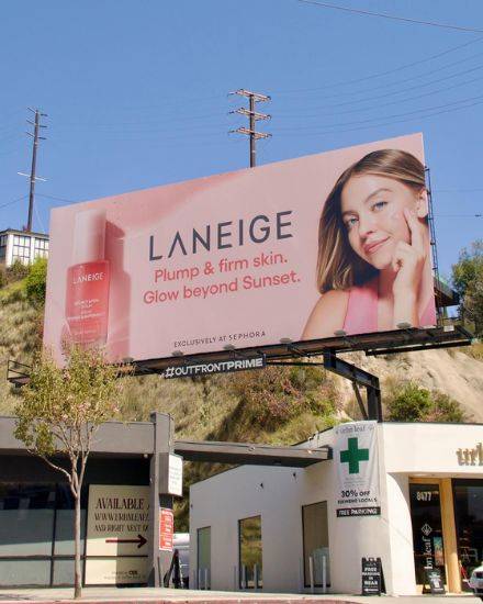 미국 LA의 선셋대로에 설치된 화장품 멀티숍 세포라의 광고판. 라네즈 수면 세럼의 출시를 알리고 있다. 사진 라네즈 US 공식 인스타그램