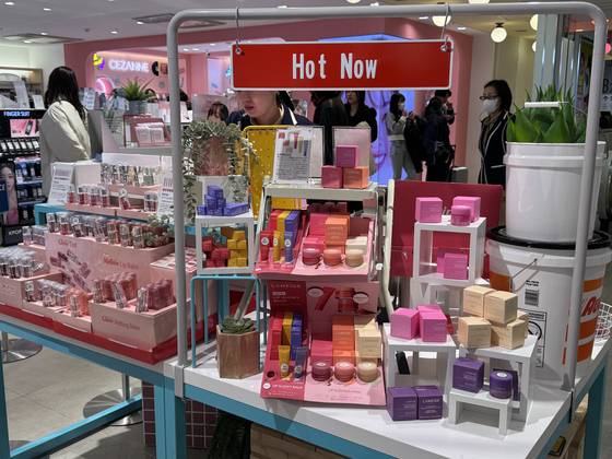 일본 도쿄 시부야 시내의 화장품 멀티숍 '플라자'의 신상품 및 인기제품 코너. 한국 브랜드 제품으로만 구성돼 있다. 유지연 기자