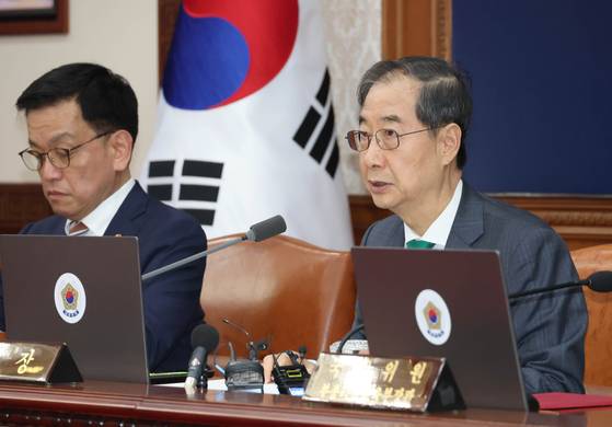 한덕수 대통령 권한대행 국무총리(오른쪽)가 18일 추가경정예산안심의를 위한 임시국무회의를 주재하고 있다. 이날 한 대행은 12조2000억원 규모의 추경안을 의결했다. [사진 대통령실사진기자단]