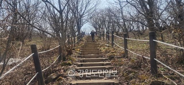 ▲ 급경사 나무계단을 오르면 곰배령 정상의 탁 트인 모습과 시원한 바람이 탐방객을 반긴다.