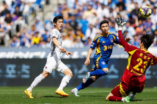 ▲ 19일 울산문수축구경기장에서 2025 하나은행 K리그1 열린 강원FC와 울산HD FC 경기에서 강원FC 김강국 선수가 슛을 성공시키고 있다. 강원FC 제공