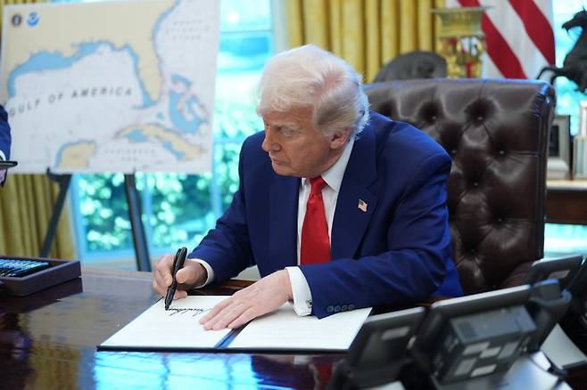 도널드 트럼프 미국 대통령이 4월 9일(현지 시간) 미국 조선업 재건을 도모하고 해운업을 육성하겠다는 내용을 담은 행정명령에 서명했다. 사진=UPI·연합뉴스