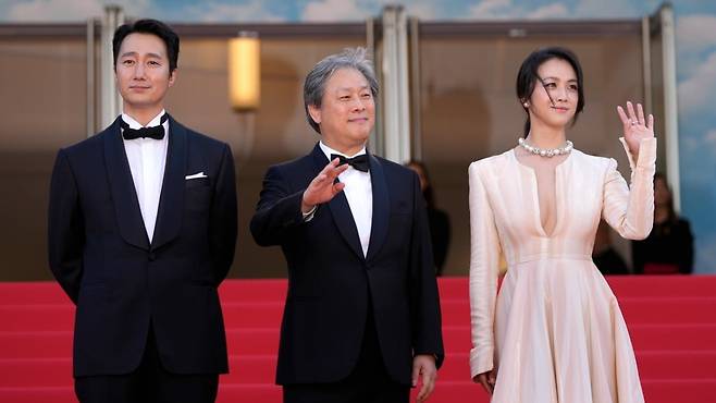2022년 박찬욱 감독(가운데)는 영화 '헤어질 결심'으로 칸 영화제에서 감독상을 받았다 / 사진=연합뉴스