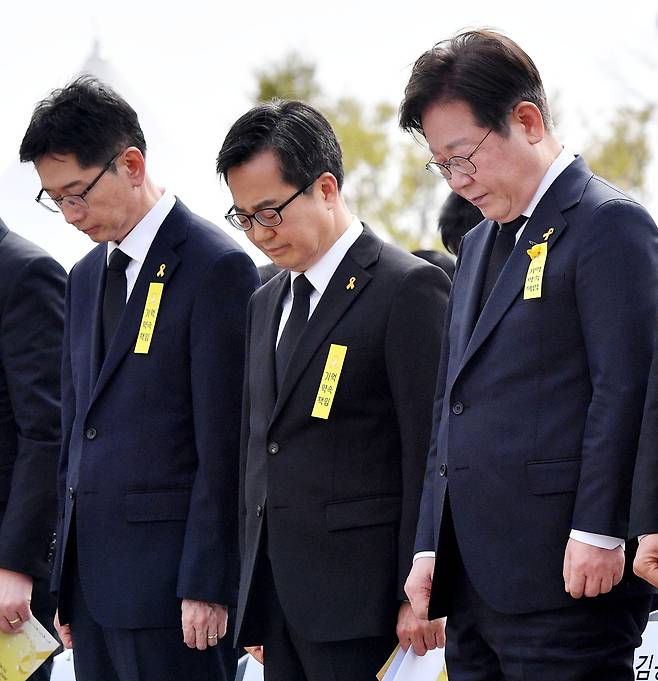 <‘세월호 기억식’에서 묵념하는 민주당 대선 후보들...국민의힘 주자들은 불참>  더불어민주당 대선 경선 레이스가 본격적으로 시작된 16일 김경수·김동연·이재명 대선 경선 후보(왼쪽부터)가 경기 안산시 화랑유원지에서 열린 세월호 참사 11주기 기억식에 나란히 참석해 304명 희생자에 대한 묵념을 하고 있다. 권도현 기자