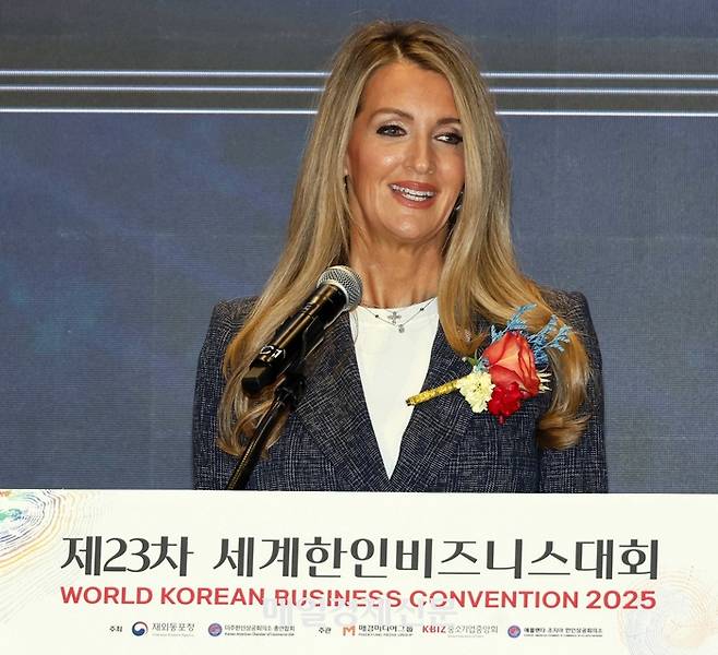 제23회 세계한상대회(세계한인비즈니스대회)가 개막한 17일(현지시간) 미국 애틀랜타 개스사우스 컨벤션센터에서 열린 개회식에서 켈리 레플러 미국 중소기업청장이 기조연설을 하고 있다.   2025.4.18 [김호영 기자]
