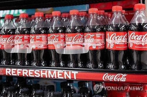 매장에 진열된 코카콜라.