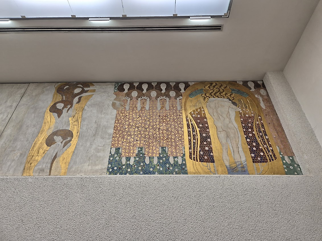 베토벤 프리즈의 마지막 장면은 보고만 있어도 귀에 장엄한 마지막 합창이 들리는 것 같다. ©김슬기