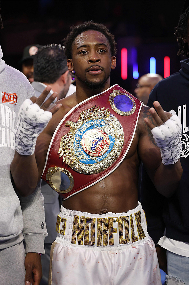 케이숀 데이비스가 2025년 2월 미국 뉴욕 매디슨스퀘어가든 극장에서 세계복싱기구 라이트급 챔피언 등극 기념 촬영을 하고 있다. 사진=Getty Images=연합뉴스 제공