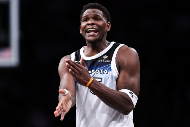 존슨은 ‘쇼타임’ LA 레이커스를 이끈 리빙 레전드다. 그는 5번의 NBA 챔피언, 3번의 파이널 MVP, 3번의 정규리그 MVP 등 한 시대를 지배한 괴물이었다. 그런 존슨도 지금은 떨고 있다. 왜? 바로 제2의 조던으로 불리는 남자가 레이커스 앞에 서 있기 때문이다. 그의 이름은 앤서니 에드워즈. 미네소타 팀버울브스의 에이스다. 사진=AFP=연합뉴스
