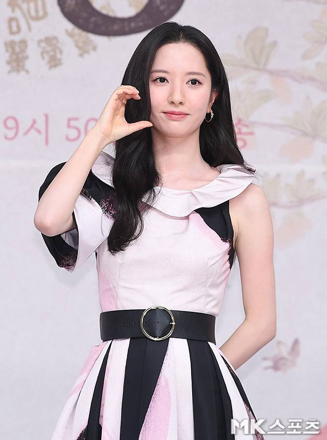 어깨라인을 우아하게 드러낸 오프숄더 스타일과 허리를 강조하는 와이드 벨트 디테일은 김지연만의 청순함과 고혹미를 동시에 극대화했다. 사진=천정환 기자