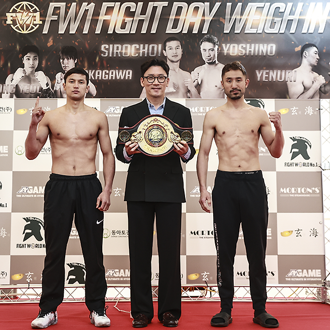 왼쪽부터 2025년 4월 경기도 가평군 청평가족호텔 계체 후 세계복싱협회 라이트급 아시아 챔피언 최시로, WBA 아시아 김원석 사무총장, 세계복싱기구 아시아태평양 및 동양태평양복싱연맹 통합 챔피언을 지낸 요시노 슈이치로. 사진=FINAL FLASH 박종혁 기자