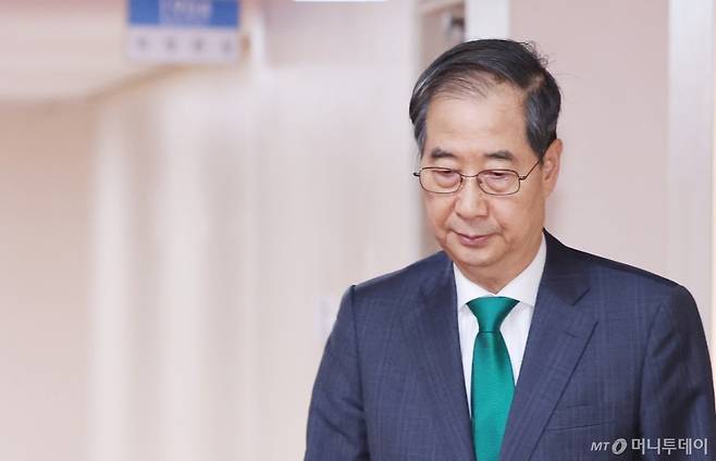 한덕수 대통령 권한대행 국무총리가 18일 정부서울청사에서 열린 추가경정예산안 심의 임시국무회의에 입장하고 있다. 2025.04.18. /사진=뉴시스 /사진=조수정