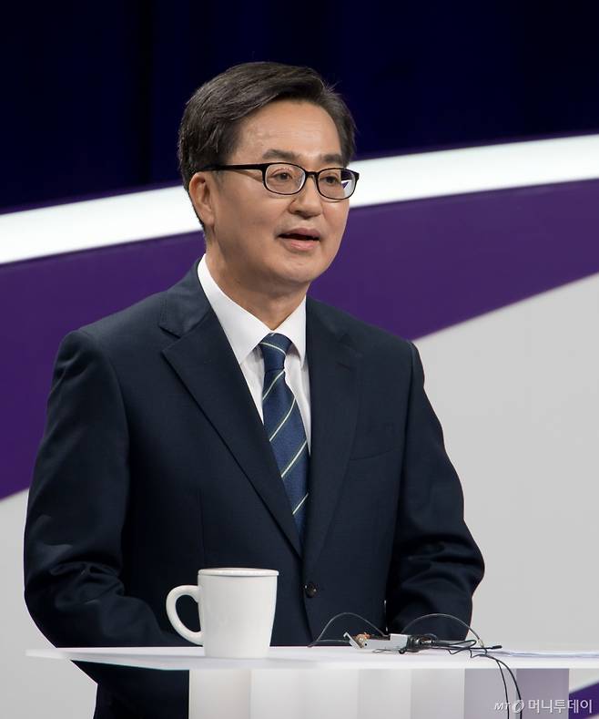 (서울=뉴스1) 국회사진취재단 = 18일 저녁 상암MBC 스튜디오에서 열린 더불어민주당 대선경선후보자 첫 TV토론에 참석한 김동연 후보자가 토론을 준비하고 있다. 2025.4.18/뉴스1 Copyright (C) 뉴스1. All rights reserved. 무단 전재 및 재배포, AI학습 이용 금지. /사진=(서울=뉴스1) 국회사진취재단