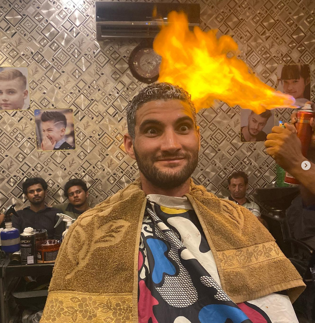 파키스탄 현지 미용싱을 이용 중인 카메론 모피드.  인스타그램 캡처