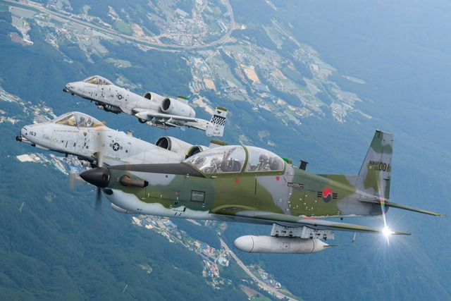 한국 공군 KA-1  공중통제공격기 1대(오른쪽)와 미국 A-10 2대가 2022년 7월 연합 편대비행을 실시하고 있다. 공군 제공
