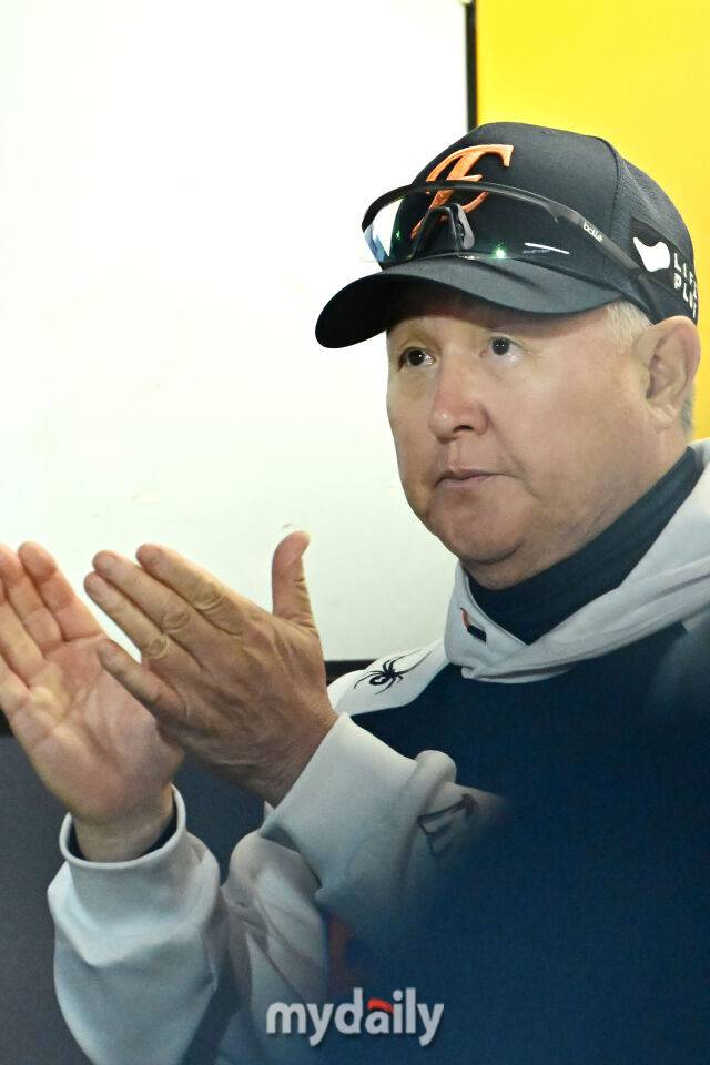 17일 인천 SSG랜더스필드에서 열린 '2025 신한 SOL BANK KBO리그' 한화 이글스와 SSG랜더스 경기. 한화 김경문 감독이 선수 플레이에 박수를 치고 있다./마이데일리