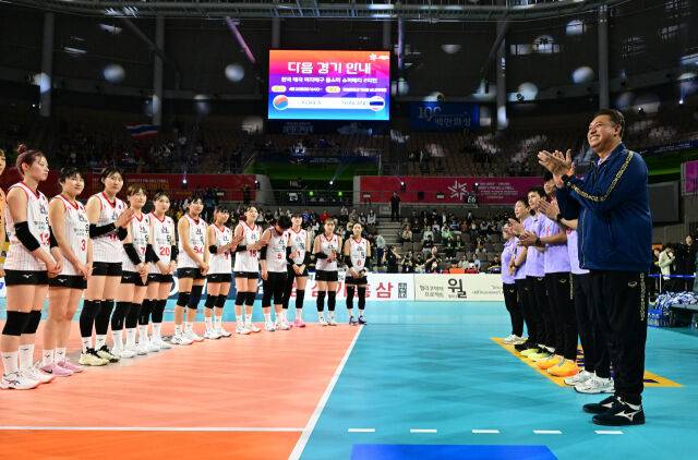 키아티퐁 태국 올스타 팀 감독./KOVO